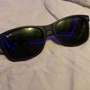 Nice set of ray bans. Like new